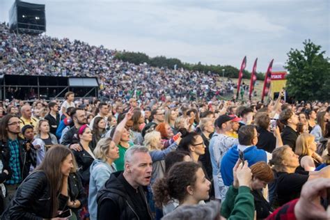  Spotkanie z Stromae w Warszawie – Muzyczna Magia i Niespodziewana Zmiana Stylu?